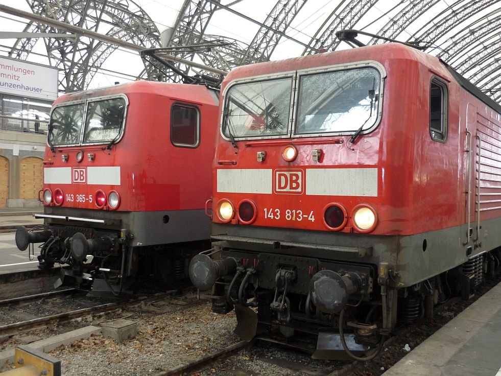 143 365 und 143 813 stehen am 04.11.2009 im Dresdner Hauptbahnhof und warten auf weitere Leistungen.