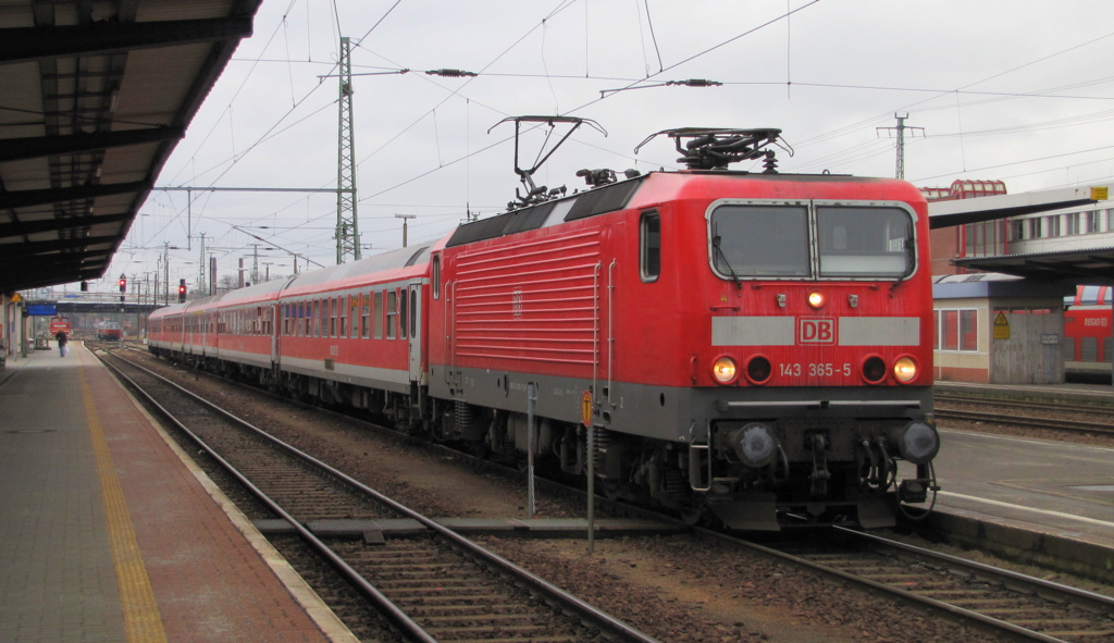 143 365-5, Beheimatung in Dresden, hatte am 13.03.2012 die Aufgabe den RE10 zwischen Leipzig Hbf und Cottbus zu ziehen und schieben. Hier sieht man den Zug in Cottbus.