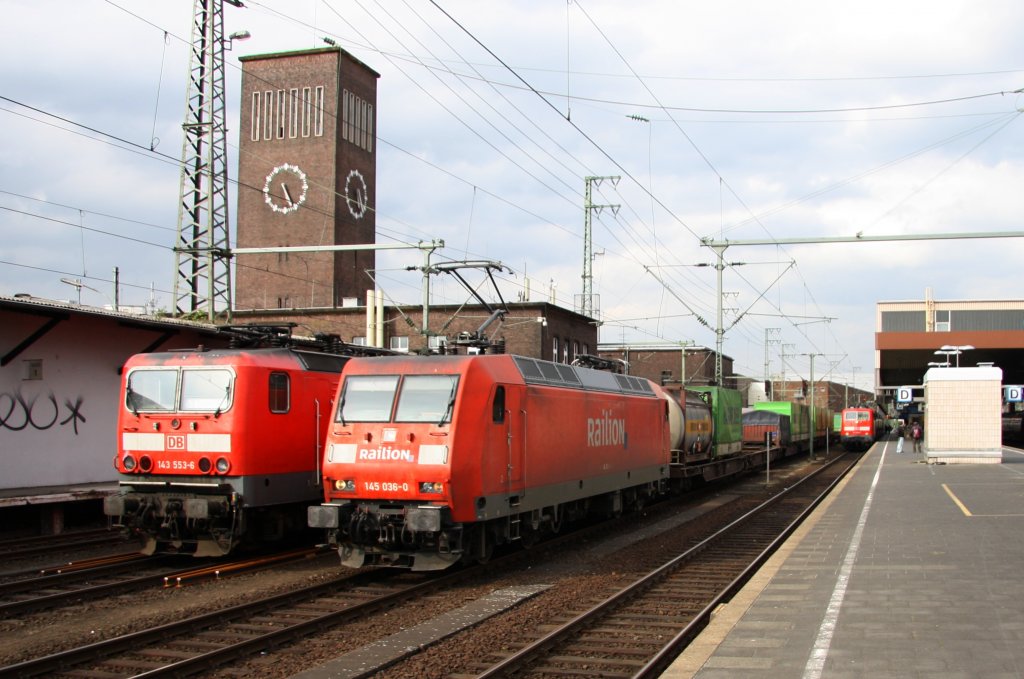 143 553 mit einer x-Wagengarnitur und 145 036 mit einem KV-Zug stehen am 30.04.10 im Dsseldorfer Hbf.