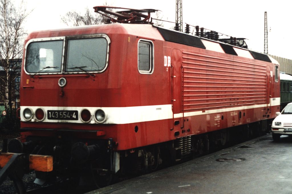 143 554-4 (DR) auf Krefeld Hauptbahnhof am 25-01-1994. Bild und scan: Date Jan de Vries.
