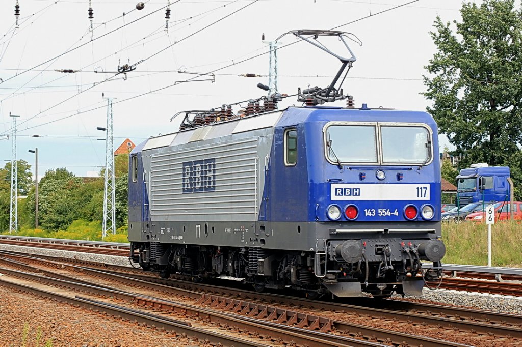 143 554-4 der RBH Logistics GmbH auf dem Weg in Richtung Bahnhof Berlin Schnefeld Flughafen am 11. August 2011 