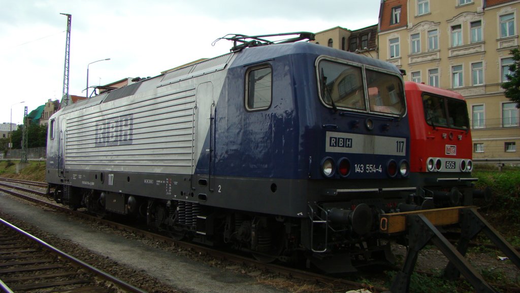 143 554-4 der RBH und MEG 605, zum Tag der offenen Tr in BW Halle P., 02.07.2011.