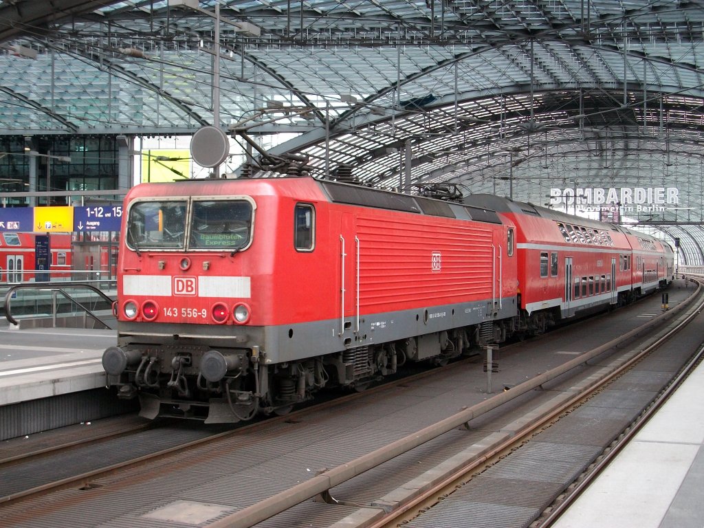 143 556 am 01.Mai 2010 mit dem Baumblten-Express im Berliner Hbf.