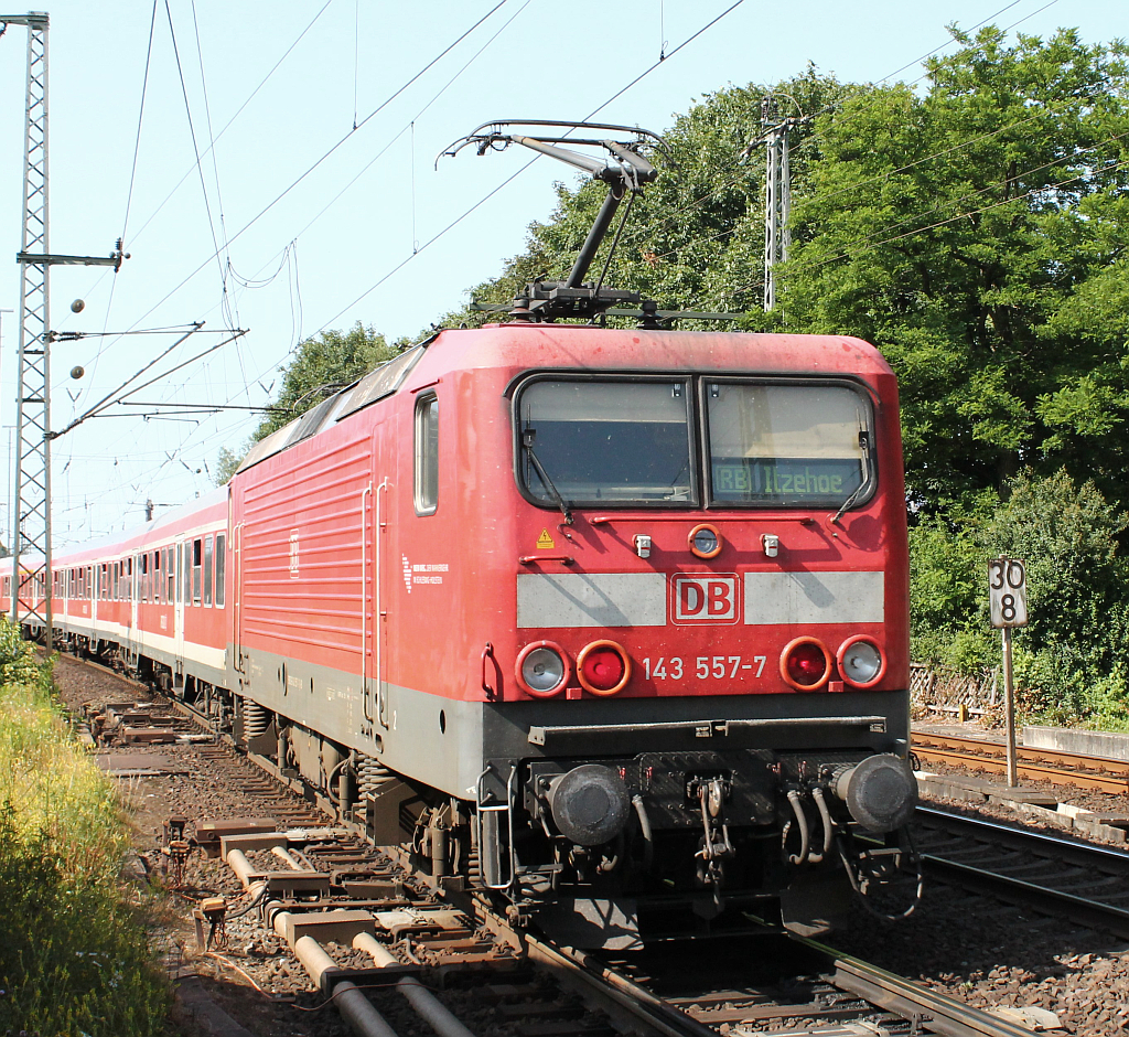 143 557-7 schiebt RB 21124 von Hamburg Hbf nach Itzehoe bei der Ausfahrt aus Elmshorn am 09.07.2013