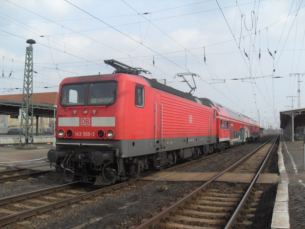 143 559 mit zwei Dostos am 09.03.2011 auf den Weg ins AW Wittenberge.
Sie stand twischen Gleis 3.u.4 in Stendal.
