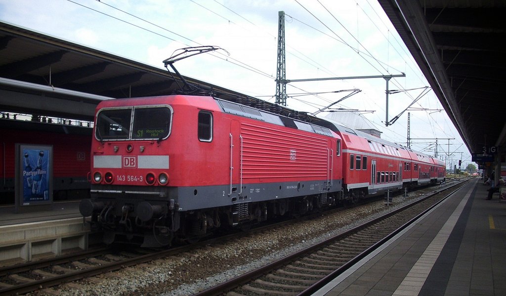 143 564-3 als S1 nach Warnemnde im Rostocker Hauptbahnhof am 10.07.2012

