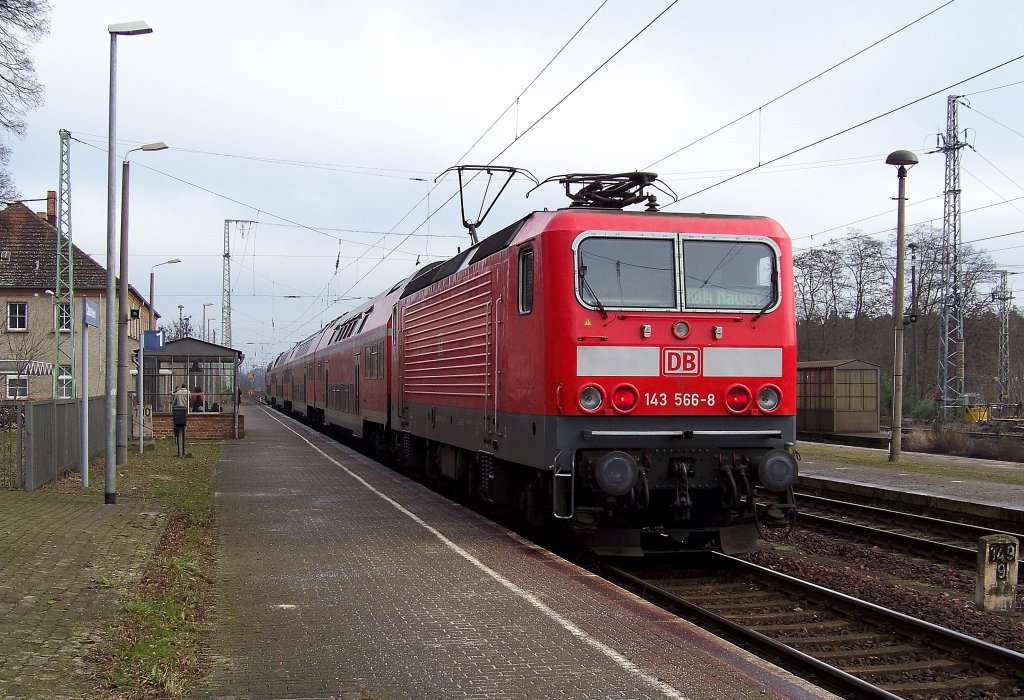 143 566-8 kommt hier schon mit der Schlussbeleuchtung in den Bahnhof von Calau/Niederlausitz eingefahren. Aufgrund von Bauarbeiten endet dieser Zug in Calau und fhrt nun wieder zurck nach Nauen ber Berlin Schnefeld Flughafen. 29.12.2009