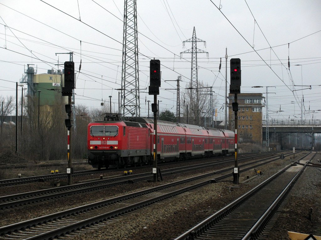 143 566-8 mit einem RE 7 nach Wnsdorf-Waldstadt am 20.03. in Berlin Schnefeld.