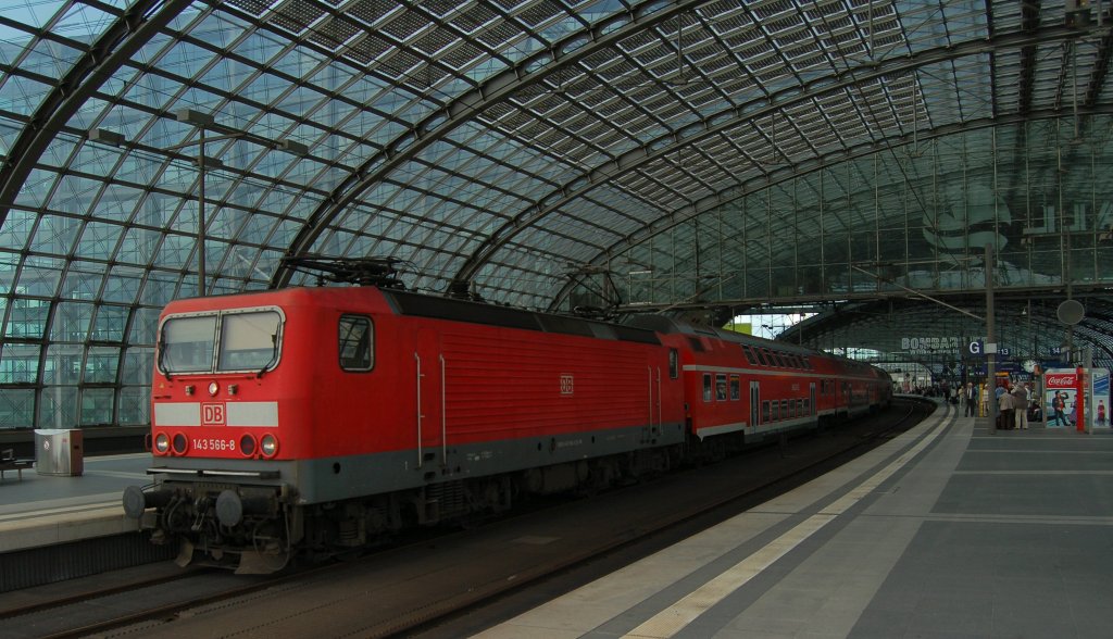 143 566-8 mit RB14 zum Flughafen Berlin-Schnefeld, verlsst den berliner Hbf. 11.08.2012