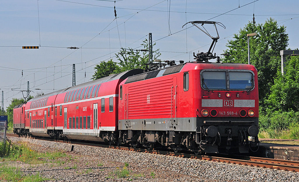 143 568-4 mit 2 Doppelstockwagen und zustzlicher Schiebelok!? am Bf Menden - 25.06.2010