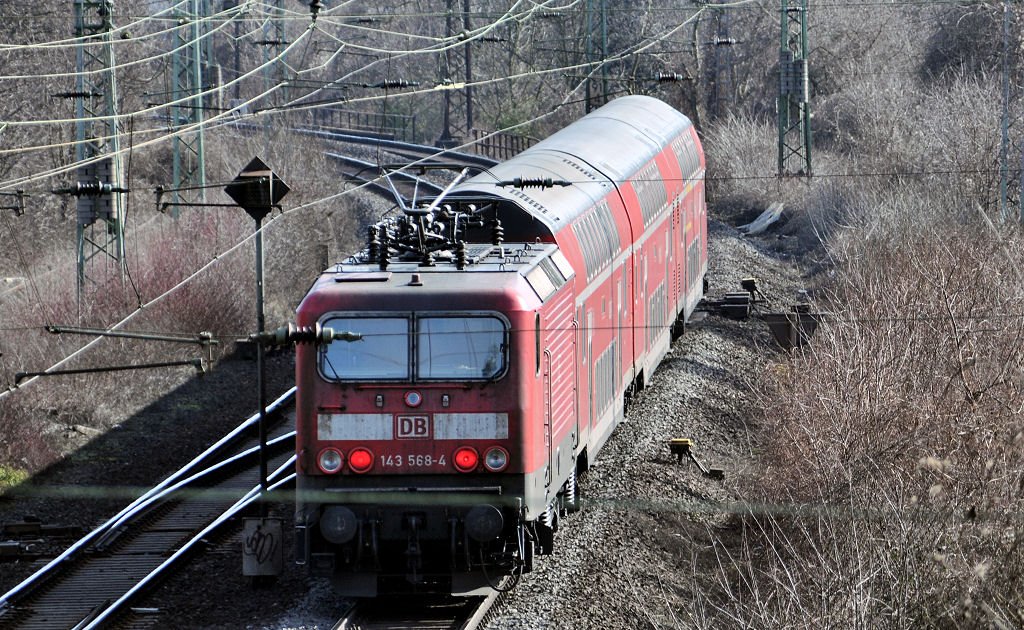 143 568-4 schiebt Regiozug mit Doppelstockwagen, kurz hintere Bhf Bonn-Beuel Richtung Koblenz - 04.03.2010
