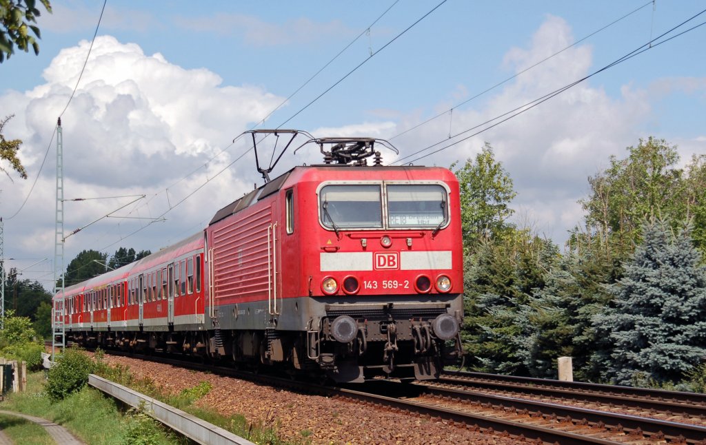 143 569 zieht am 30.07.10 einen Regionalzug durch Dresden-Stetzsch Richtung Hbf.