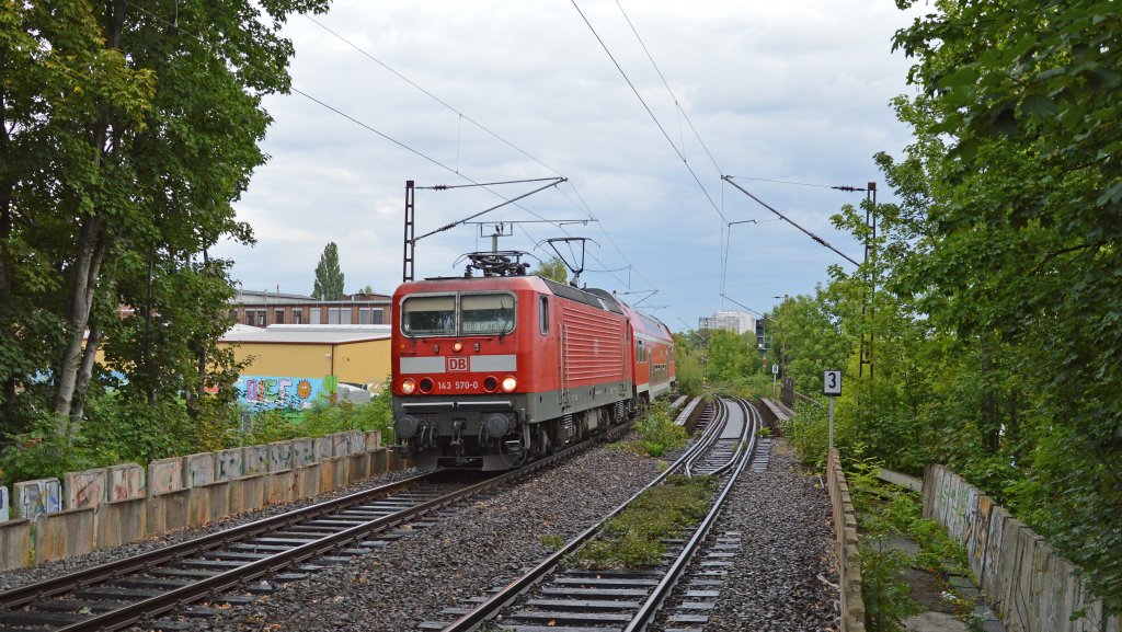 143 570-0 mit RB 26451 im Haltepunkt Leipzig-Sellerhausen quert ber die Leipzig-Dresdner Bahn (Bst. 1 - 2) und fhrt zum oberen Bst. 4 ein, Richtung Glauchau (Sachs); 30.08.2012 