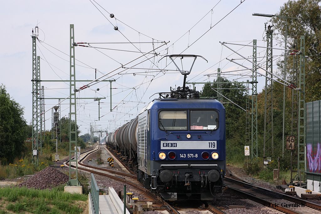 143 571 mit einem Kesselwagenzug bei Vechelde am 17.09.2011.