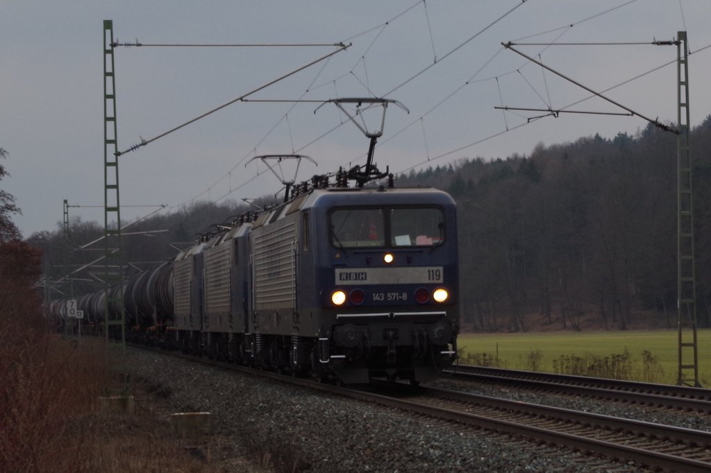 143 571 und zwei Schwesterloks mit Kesselwagenzug am 27.03.2013 in Nagel. 
