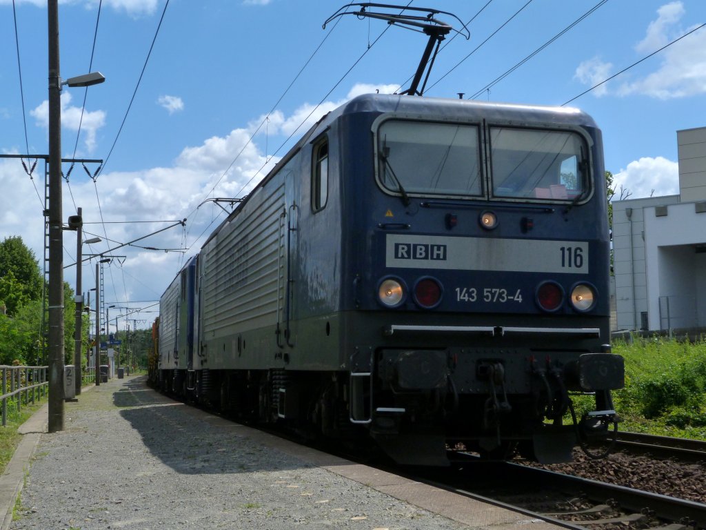 143 573 und 143*** in Doppeltraktion mit ihrem Schotterwagenzug bei der Durchfahrt in Dresden Cotta.
22.07.12