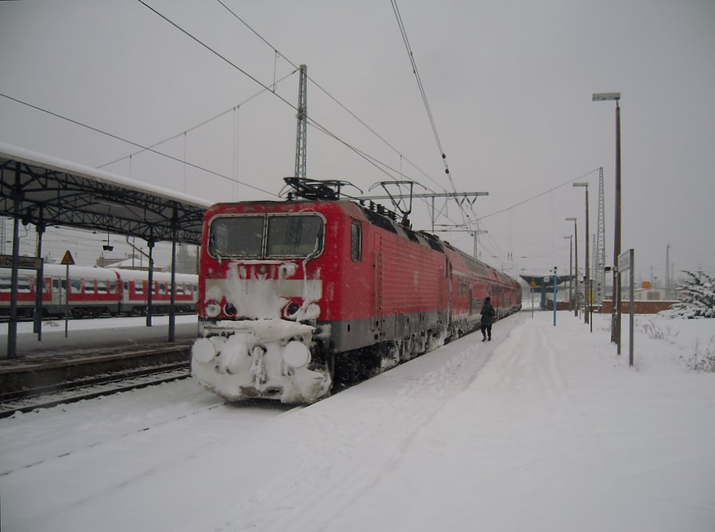 143 574 steht mit weiem Bart in Cottbus Hbf vor dem RE 11 nach Frankfurt Oder
02.01.2010