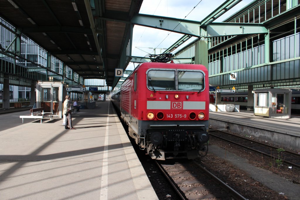 143 575-9 bei der Ankunft in Stuttgart Hbf.07.08.2012