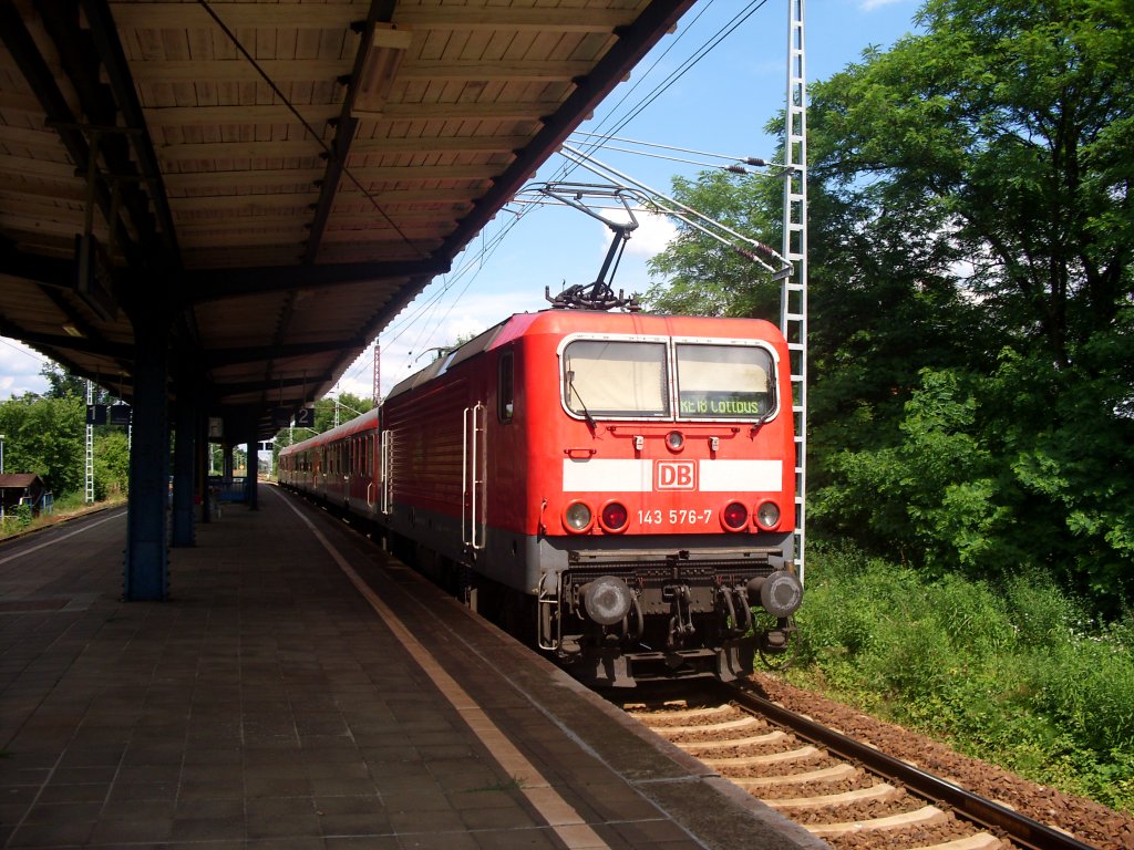 143 576-7 mit einem RE18 nach Cottbus am 12.06.12 bei der Abfahrt in Drebkau.