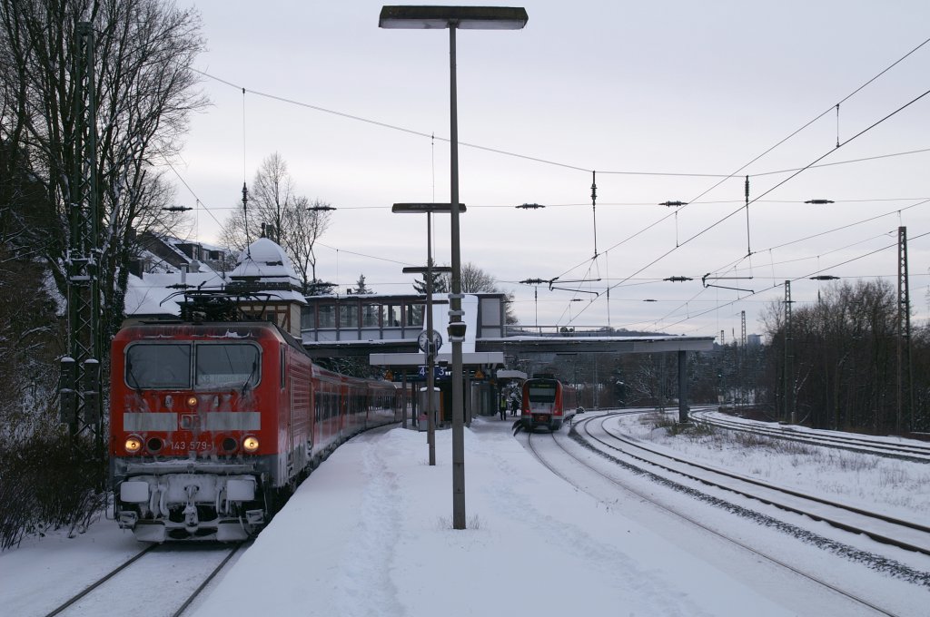 143 579-1 verlsst Wuppertal-Zoologischer Garten mit der S8 nach Hagen. Ein 422er fhrt als S9 in Richtung Bottrop ab. 21.12.2009