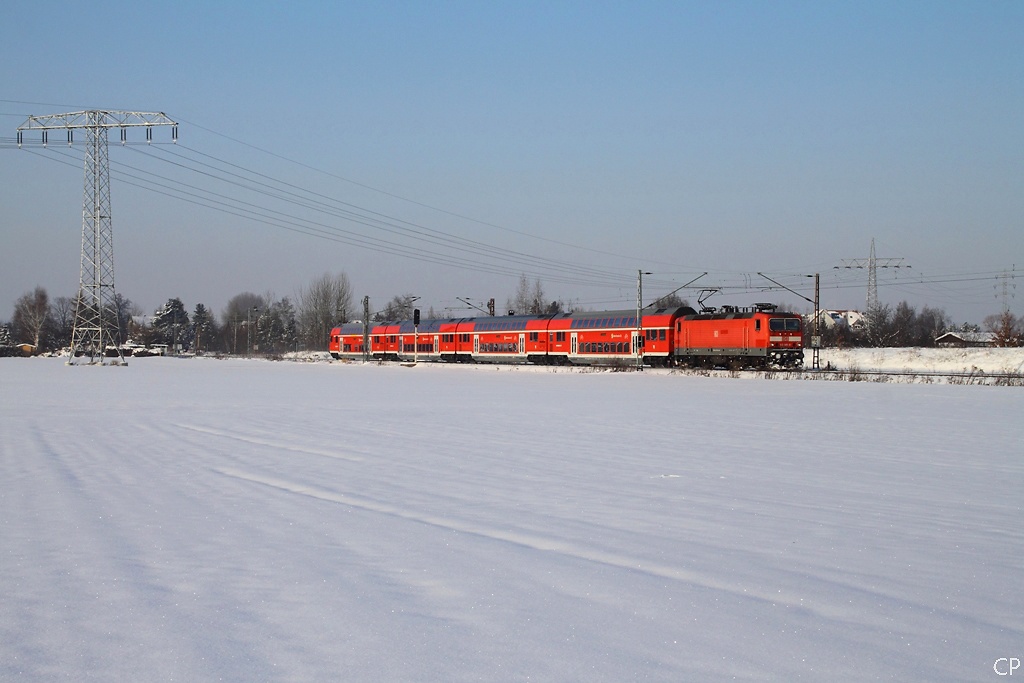 143 585-8 mit der S-1 nach Sch�na bei Neus�rnewitz. (3.12.2010)