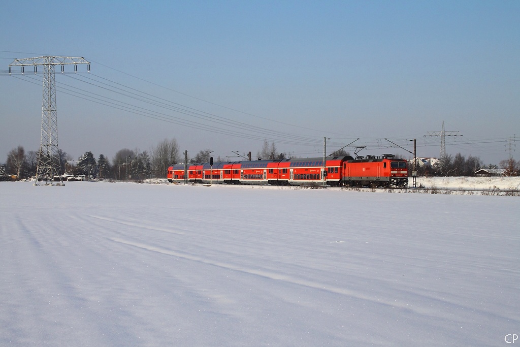 143 585-8 mit der S-1 nach Schna bei Neusrnewitz. (3.12.2010)