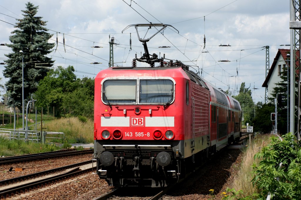 143 585 - 8 schiebt die Regionalbahn nach Elsterwerda - Biehla nach dem Halt in Priestewitz gegen 12:35 Uhr am 23.06.2012