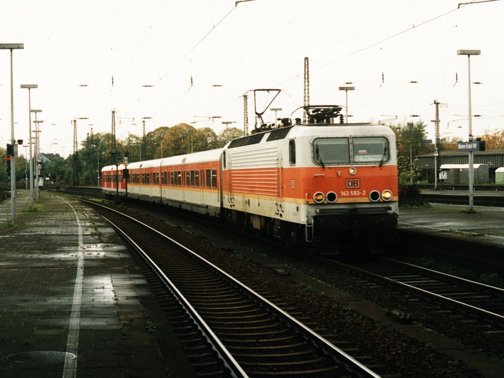 143 593-2 mit S 98211 Essen-Dortmund auf Wanne-Eickel Hauptbahnhof am 28-10-2000. Bild und scan: Date Jan de Vries.
