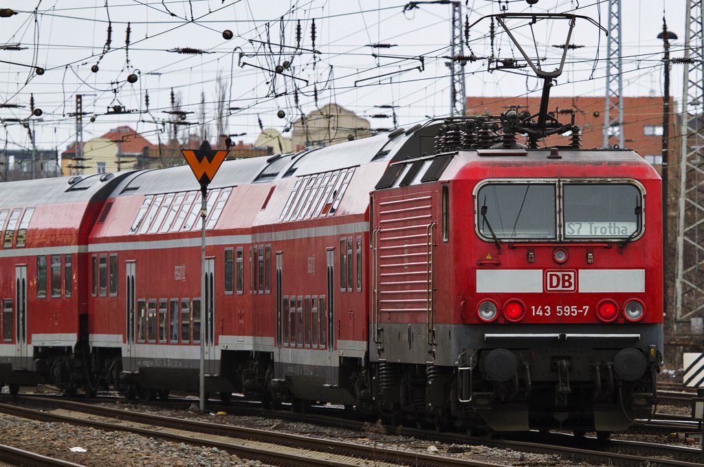 143 595-7 am 01.03.2013 in Halle/Saale, nhe Hauptbahnhof als S7 nach Trotha