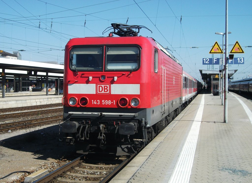 143 598 steht mit 10 n-Wagen und der 143 624 am anderen Zugende als Fuballsonderzug zum Frankenstadion im Nrnberger Hbf.