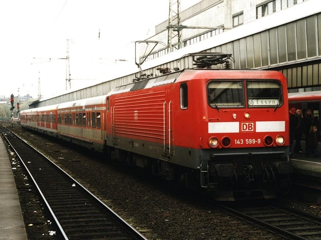 143 599-9 mit S6 S97690 Essen-Kln Hansaring auf Essen Hauptbahnhof am 21-4-2001. Bild und scan: Date Jan de Vries. 