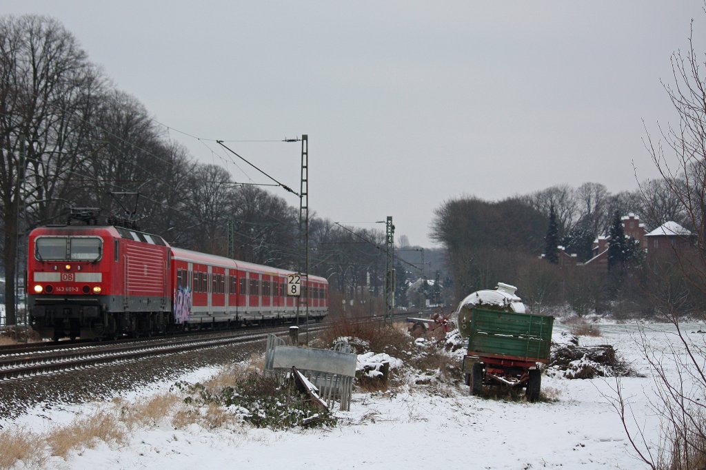 143 601 zog am 19.1.13 eine S6 nach Kln-Nippes.Hier zwischen Essen Werden und Kettwig.