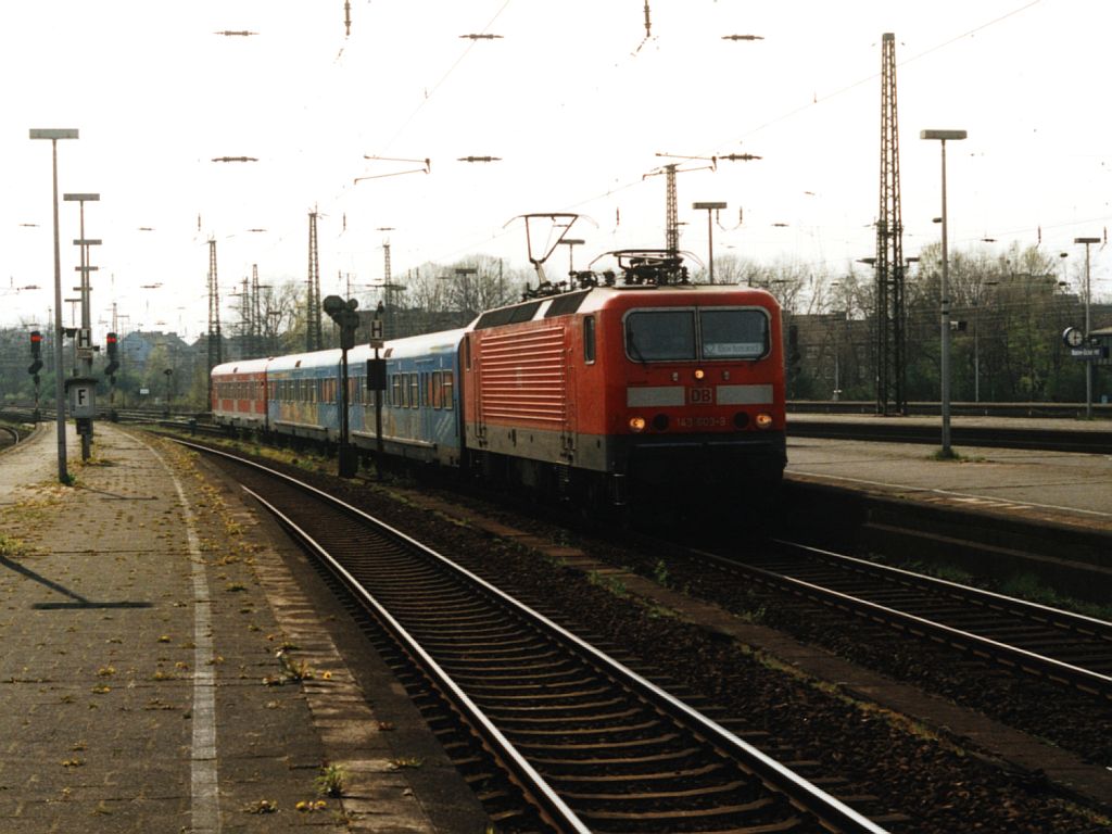 143 603-9 mit S2 S98223 Duisburg-Dortmund auf Wanne Eickel Hauptbahnhof am 21-4-2001. Bild und scan: Date Jan de Vries.