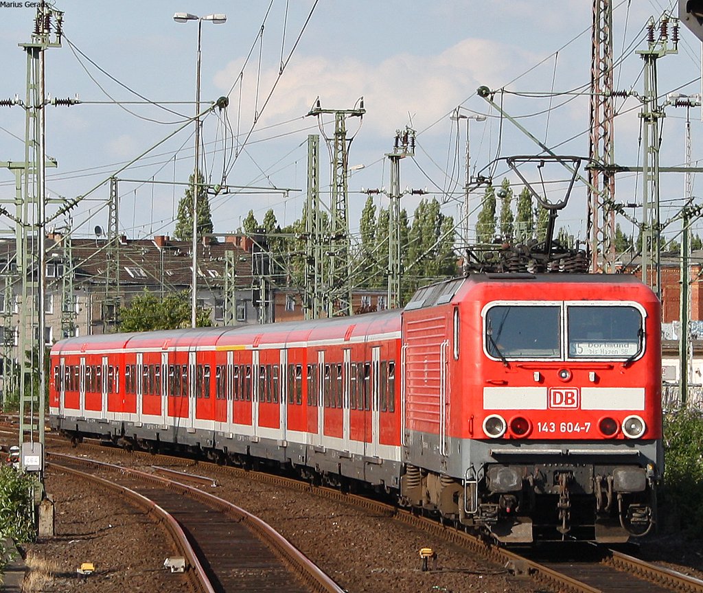 143 604-7 schiebt ihre S5/S8 nach Dortmund, hier bei der Ausfahrt in Dsseldorf Hbf 28.7.09