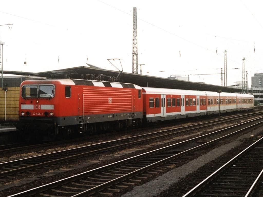 143 606-7 mit S-Bahn-Zug auf Dortmund Hauptbahnhof am 14-07-2001. Bild und scan: Date Jan de Vries.