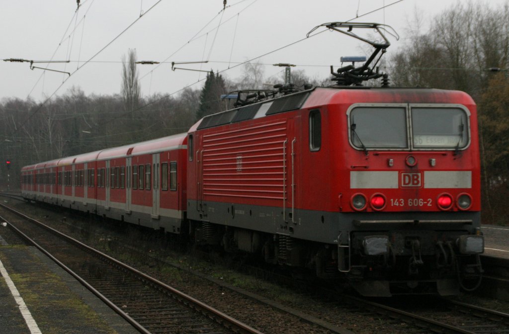 143 606 schiebt die S6 nach Essen Hbf am 2.2.11 in Essen-Kettwig