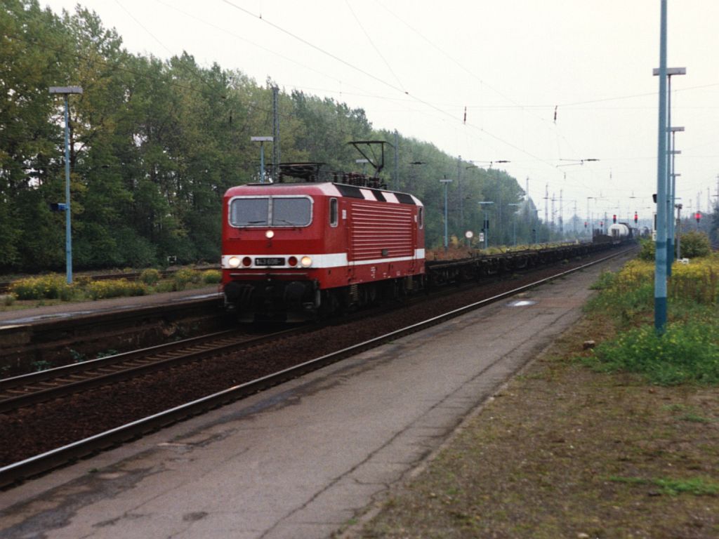 143 608-8 mit einem Gterzug auf Bahnhof Viersen am 21-10-1998. Bild und scan: Date Jan de Vries.
