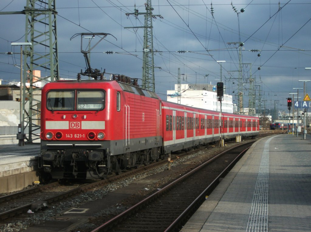 143 621 schiebt die S2 nach Altdorf aus den Nrnberger Hbf Richtung Drrenhof.