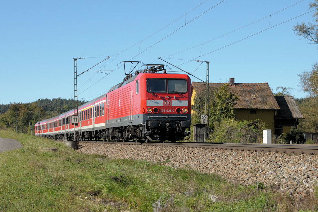 143 625 am 15.10.11 mit der S-Bahn nach Neumarkt bei Plling