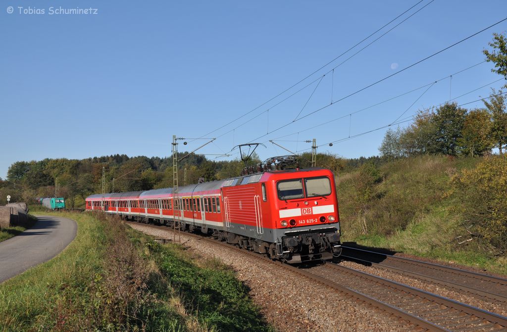 143 625 am 15.10.2011 im S3 Umlauf von N�rnberg nach Neumarkt, hier bei P�lling
