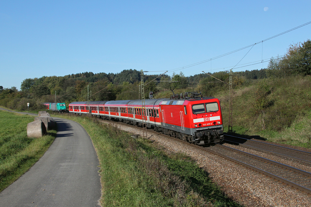 143 625 mit einer S-Bahn am 15.10.2011 bei Plling.