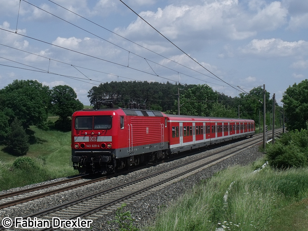 143 628-4 ist mit Ihrem Ersatzzug bestehend aus X-Wagen nun zwischen Sachsen (b. Ansbach) und Ihrem Zielbahnhof Ansbach unterwegs. Bis der Talent 2 auch auf dieser Strecke fhrt, hilft die BR 143 dem ET 442 noch aus.