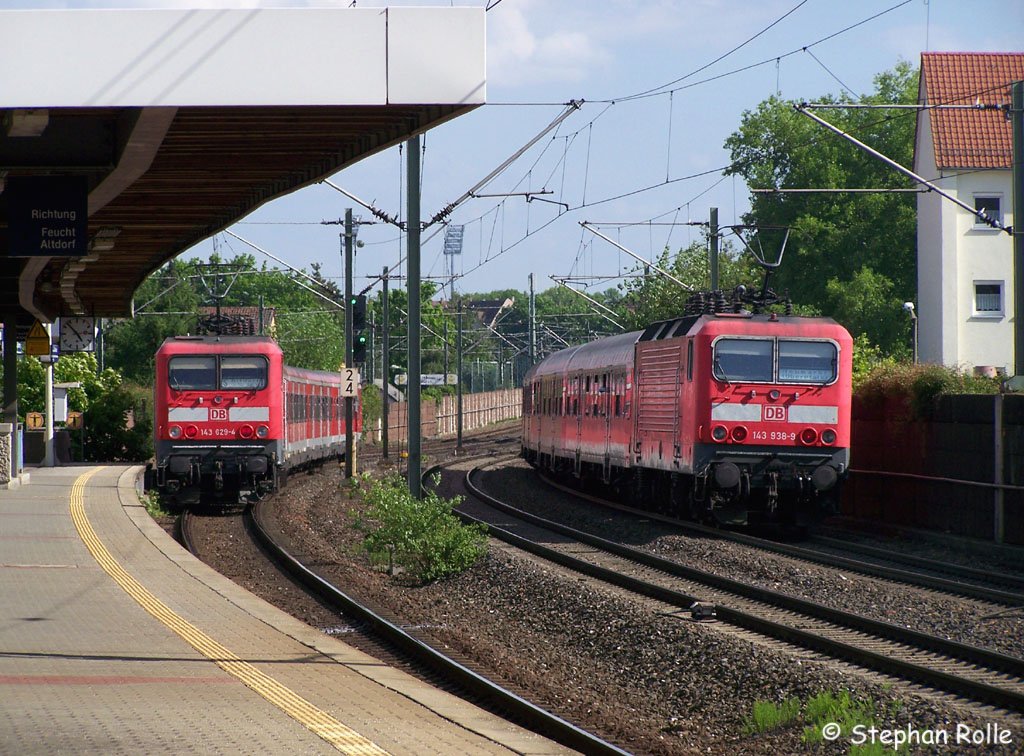 143 629-4 mit S2 Richtung Altdorf und 143 938-9 mit RB Richtung Neumarkt(Oberpfalz) an Station Nrnberg-Gleihammer (23.05.2010)