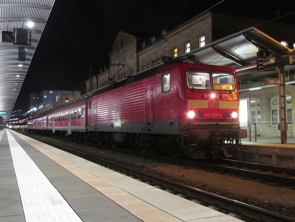143 629-4 steht am 10. Januar 2013 mit einer Regionalbahn nach Hafurt im Bahnhof Bamberg.
