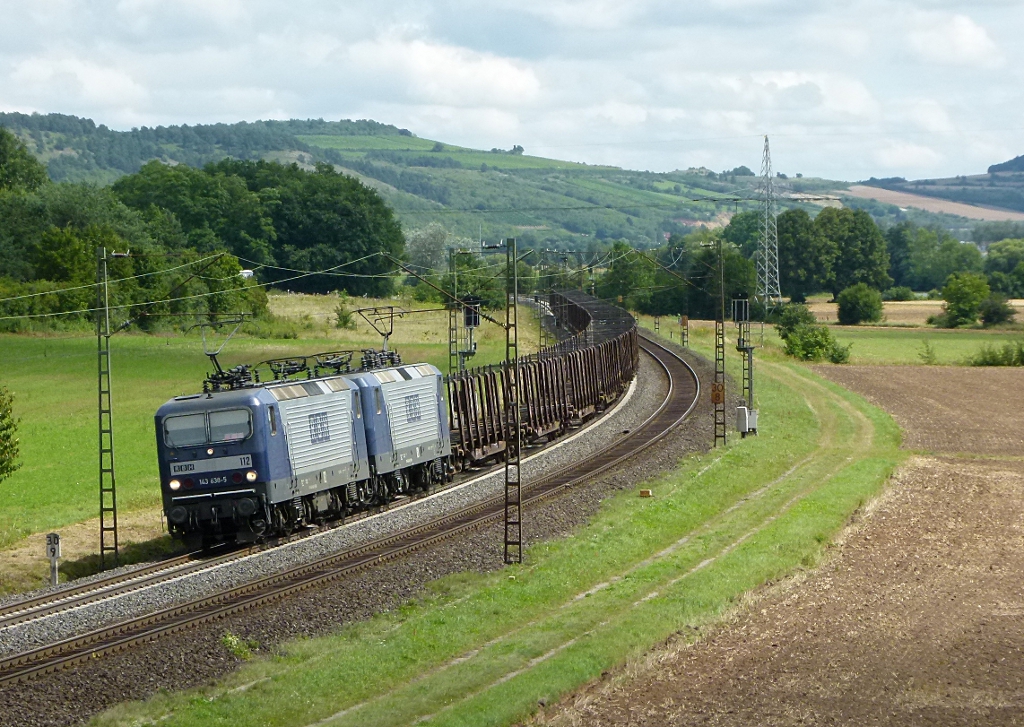 143 630-5 und 142 048-7 sind mit einem Gterzug am 31.07.2012 bei Wernfeld