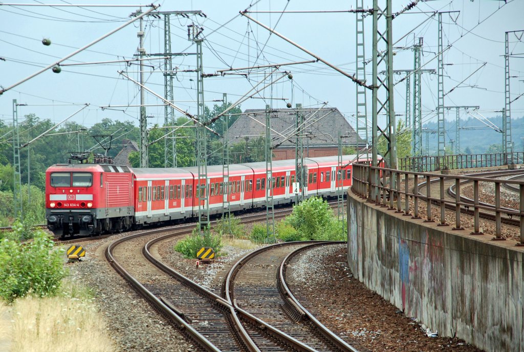 143 634 zieht am 24.07.10 eine S-Bahn Richtung Nrnberg Hbf. Fotografiert am S-Bahnhof Drrenhof bei der Einfahrt.