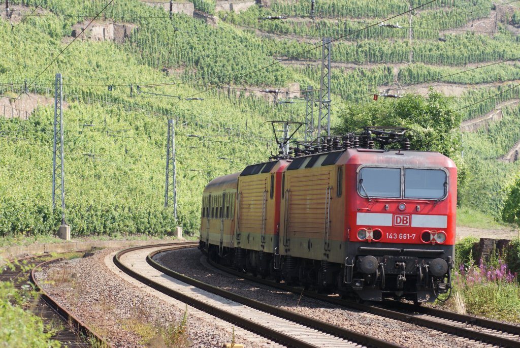 143 637-7 + 661-7 mit einer Leerfahrt in Winnningen an der Mosel am 02.07.09