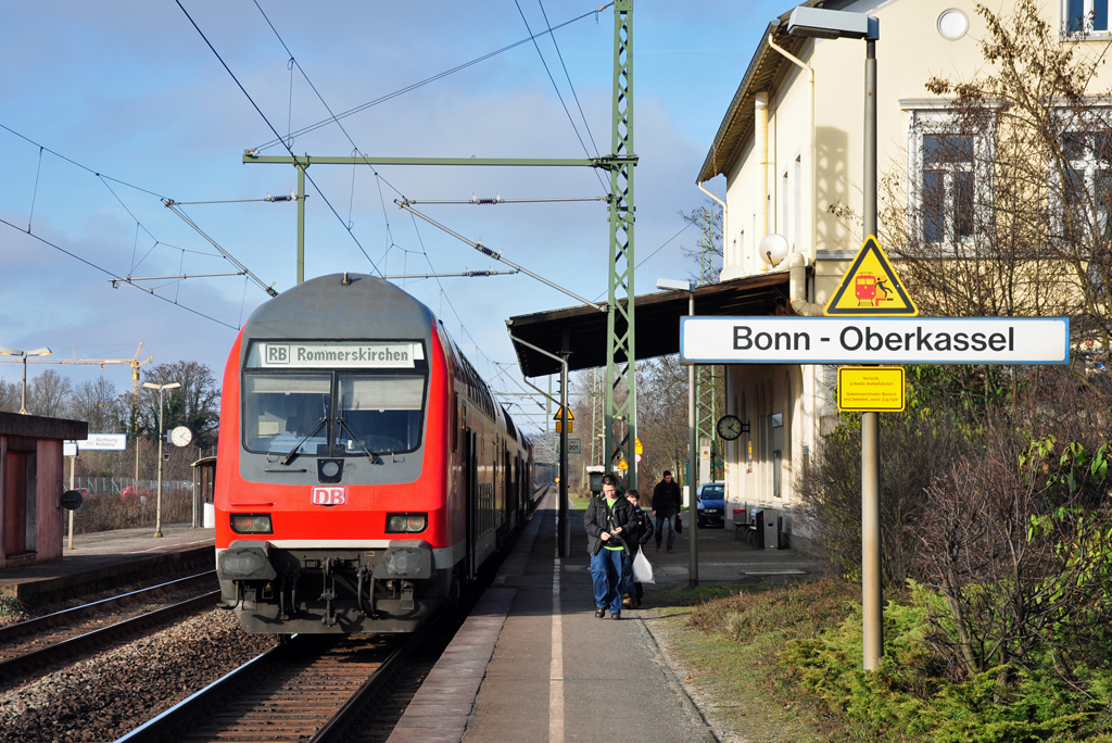 143 637-7 RB27 nach Rommerskirchen beim Halt im Bf Bonn-Oberkassel - 10.01.2011