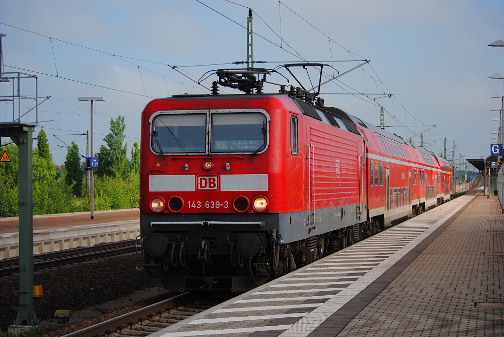 143 639-3 mit dem RE nach Leipzig Hbf, ausfahrt aus dem Bahnhof Leipzig-Messe. (19.05.2013)