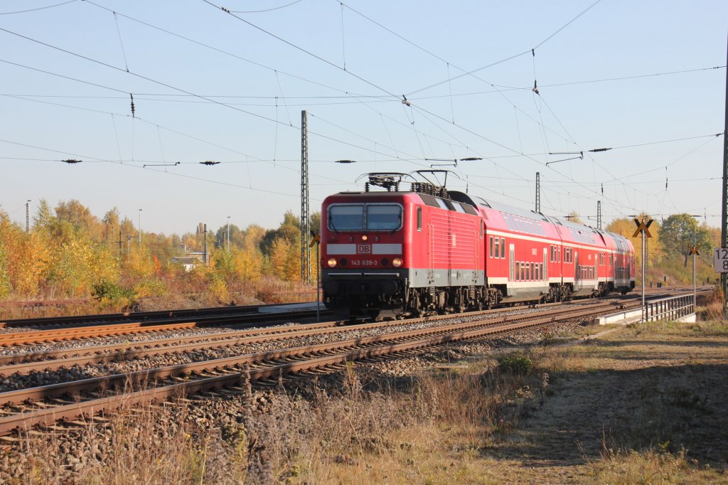 143 639 mit seiner RB am Haken am 20.10.2012 bei der Aussfahrt aus dem Zwickauer Hauptbahnhof.

